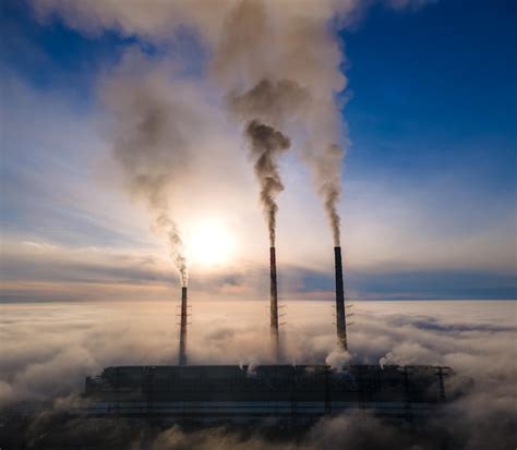 Zdjęcie panoramy z widocznym gęstym, czarnym dymem unoszącym się nad Siemianowicami Śląskimi