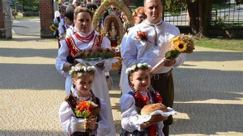 Uroczystości Gminnych Obchodów Dnia Strażaka w Krościenku Wyżnym (złożenie kwiatów, przemarsz ze sztandarami, msza święta)