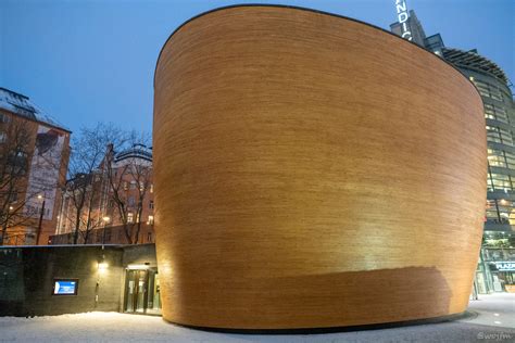 Widok na drewnianą Kaplicę Ciszy (Kamppi Chapel) w Helsinkach