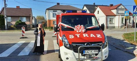 fotografia przedstawiająca uroczyste przekazanie samochodu Opel Movano 