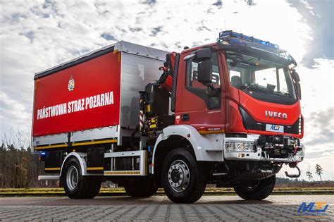 zdjęcie samochodu ratowniczo-gaśniczego IVECO EUROCARGO FF 150EW przed remizą OSP Lubrza