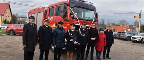 zdjęcie samochodu ratowniczo-gaśniczego MAN tgm na placu przed remizą OSP Zasole