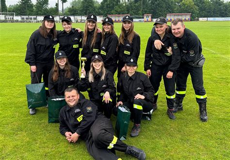 zdjęcie samochodu ratowniczo-gaśniczego IVECO przed nową strażnicą OSP Krzewica