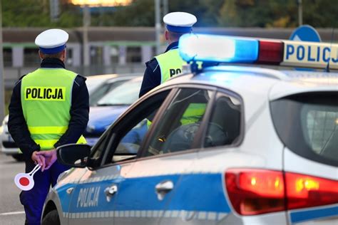 Zdjęcie ilustrujące policyjną interwencję na parkingu