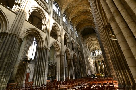 Widok na wnętrze Katedry w Chartres, ukazujący sklepienia i filary