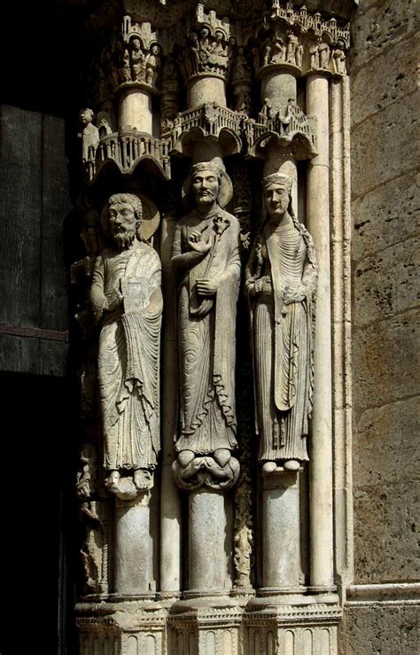 Szczegół rzeźb Portalu Królewskiego Katedry w Chartres, z wydłużonymi postaciami
