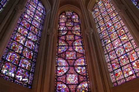 Fragment witraży z Katedry w Chartres, ukazujący Błękitną Różę