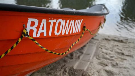 Zdjęcie akcji ratunkowej przewróconego jachtu na Bałtyku
