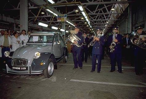 Citroën 2CV na Salonie Samochodowym w Paryżu