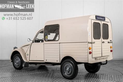 Różne wersje Citroëna 2CV, w tym furgonetka