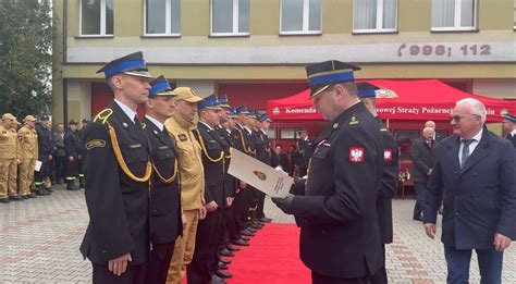 Zdjęcie z uroczystości Dnia Strażaka, apel lub wręczenie odznaczeń