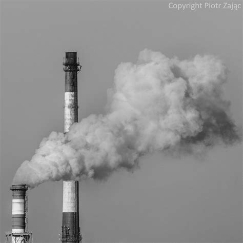 Zdjęcie przedstawiające smog nad miastem lub komin emitujący dym