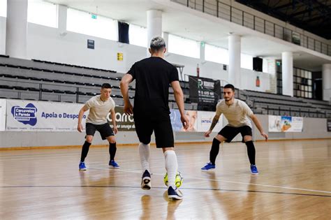 Strażacy grający w piłkę nożną na hali sportowej