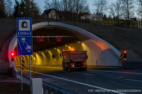 Wjazd do tunelu drogowego S7 w Luboniu Małym z widocznymi systemami bezpieczeństwa