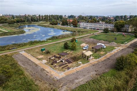 Zdjęcie przystani kajakowej nad rzeką Omulew, z wiatami i placem zabaw