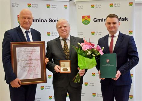 Zdjęcie przedstawiające Medal Pamiątkowy Pro Masovia i prezesa Zdzisława Pokorę