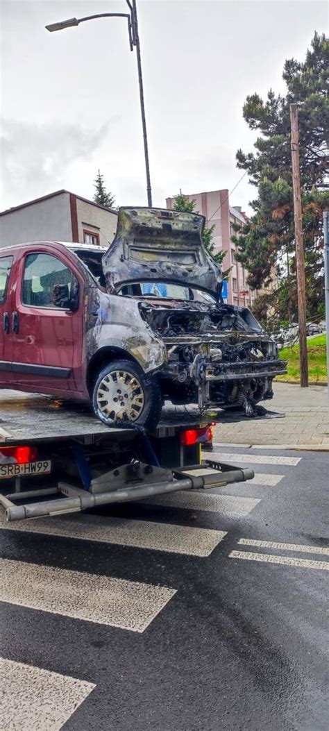 Zdjęcie spalonego samochodu osobowego na drodze lub parkingu