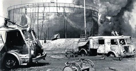 zdjęcie płonącej rafinerii w Czechowicach-Dziedzicach z 1971 roku