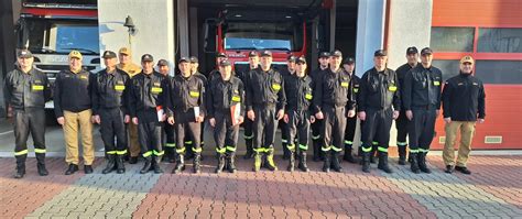 zdjęcie strażaków biorących udział w zawodach, np. podczas sztafety lub ćwiczeń bojowych