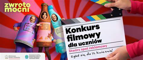 Zdjęcie przedstawiające młodzież z MDP, trzymającą kamerę i zeszyt, symbolizujące kategorie filmową i literacką.