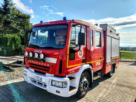 IVECO Eurocargo strażacki zaparkowany przed remizą OSP