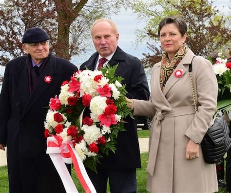 Ceremonia składania kwiatów pod pomnikiem 