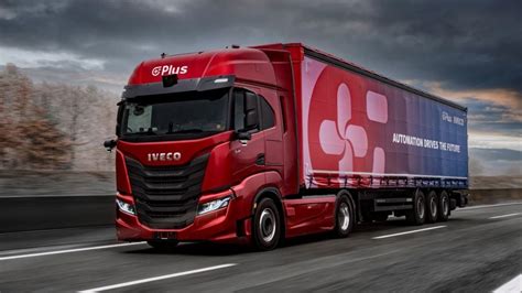 Nowoczesna ciężarówka Iveco S-WAY na drodze (zdjęcie)