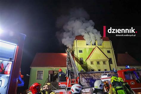 Strażacy gaszący pożar tartaku w Kłodawie