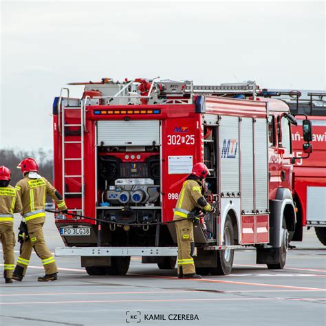 Grupa strażaków Państwowej Straży Pożarnej podczas ćwiczeń