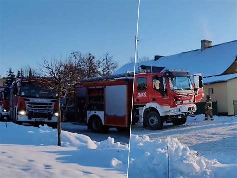 Zdjęcie przedstawiające akcję gaśniczą strażaków przy płonącym domu
