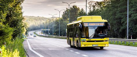 płonący autobus na drodze krajowej, dym