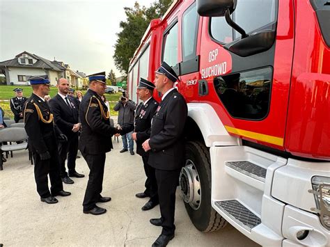 zdjęcie nowego samochodu strażackiego OSP Libusza podczas uroczystości