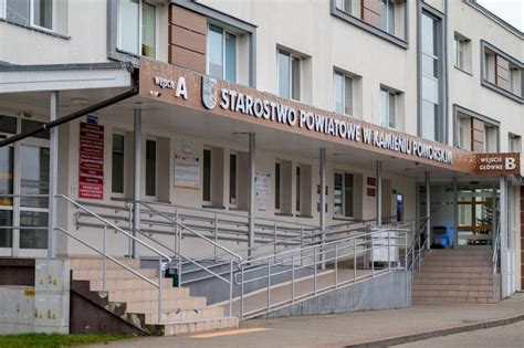 Zdjęcie pogorzeliska hotelu socjalnego w Kamieniu Pomorskim oraz schemat rozprzestrzeniania się ognia w budynku o konstrukcji szkieletowej