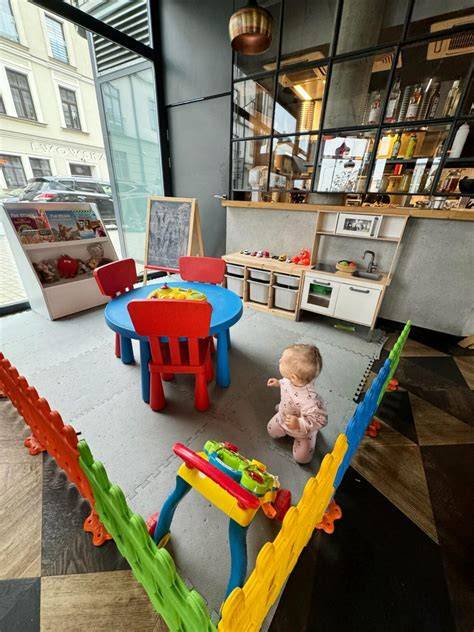 Zdjęcie wnętrza biblioteki z wydzielonym kącikiem zabaw dla dzieci