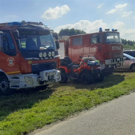 Fotografia zabytkowego samochodu strażackiego OSP Uszew lub starej remizy