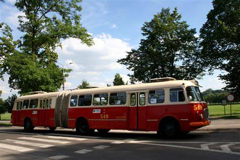 Zniszczony przez ogień autobus Jelcz 120MM na przystanku w Piotrkowicach