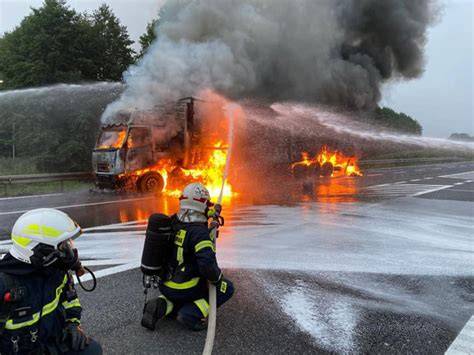Spalony bus na drodze w Breniu po akcji gaśniczej