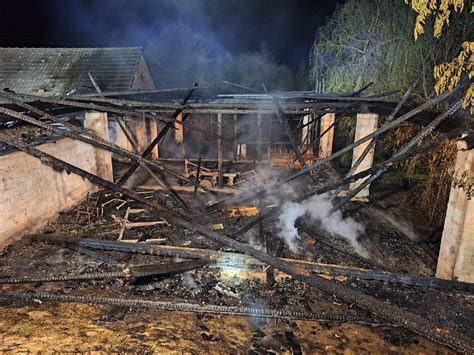Zdjęcie spalonej stodoły lub akcji gaśniczej w Kleczy Dolnej