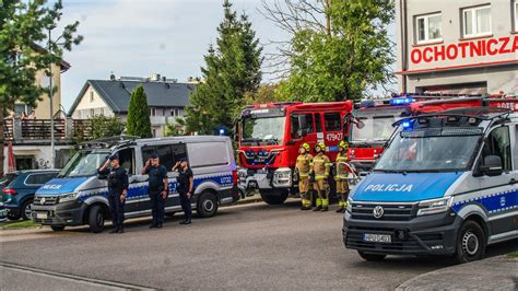 Nowy samochód ratowniczo-gaśniczy OSP Ustronie Morskie zaparkowany przed remizą