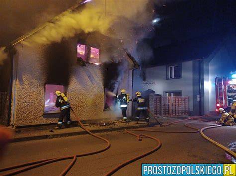 Zdjęcie spalonego domu jednorodzinnego w Niemianowicach po pożarze