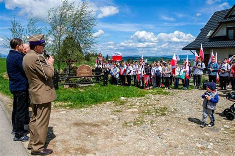 ilustracja partyzantów z okresu powojennego w akcji lub portret kapitana „Huzara”
