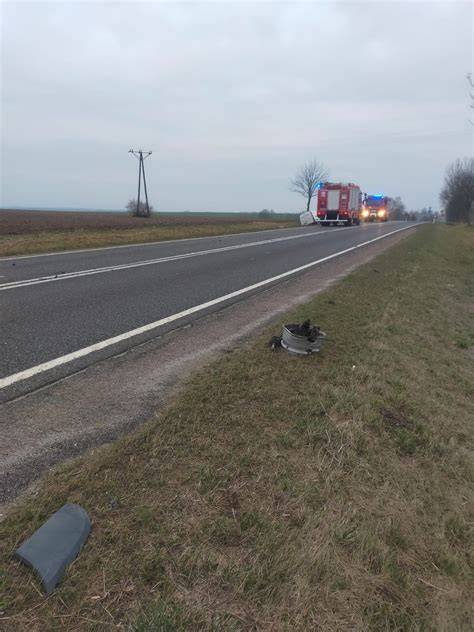 uszkodzony asfalt i pozostałości po wypadku na drodze DK50
