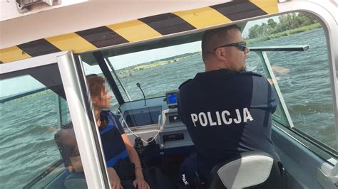 Policjanci prezentujący sprzęt na stanicy WOPR w Turawie
