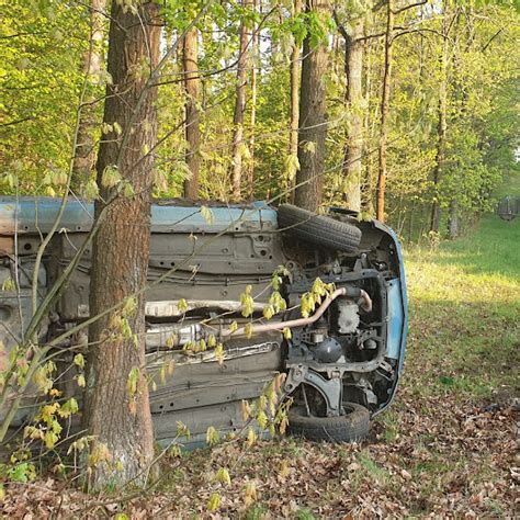Kolonia Zamek: Uszkodzony samochód BMW po wypadku, na tle drzew
