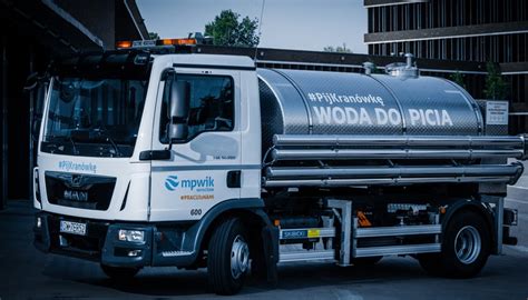 Cysterna z wodą pitną przed kościołem w Modliborzycach