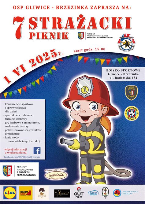 Zdjęcie dokumentujące przebieg ćwiczeń strażaków ochotników na boisku sportowym.