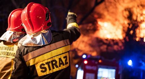 Tematyczne zdjęcie strażaków podczas akcji ratowniczej w szpitalu lub obok placówki medycznej