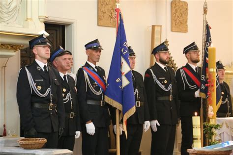 Zdjęcie przedstawiające jubileuszowe uroczystości strażackie z udziałem pocztów sztandarowych.