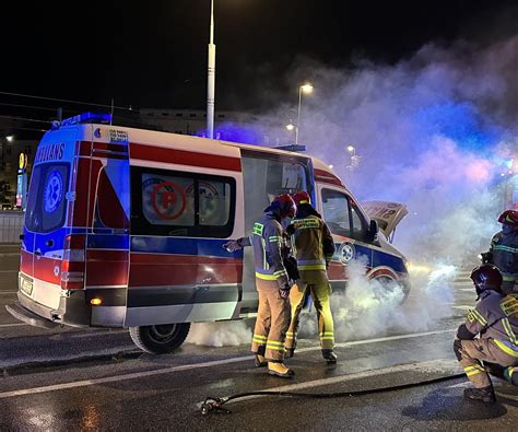 Zasłonięty dymem blok mieszkalny, straż pożarna i karetki pogotowia w akcji
