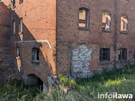 zdjęcie przedstawiające zniszczony dach i elewację zabytkowego młyna wodnego w Iławie